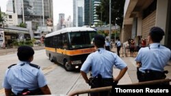 홍콩 경찰관들이 국가보안법 위반 사례 첫 재판이 열리는 법원 입구를 지키고 있다.