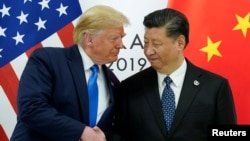 도널드 트럼프 대통령이 2019년 6월 29일 일본 오사카에서 열린 G20 정상회의에서 시진핑 중국 국가주석과 양자 회담을 시작하기 전 악수를 나누고 있다.