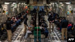 په امریکايي پوځي الوتکه کې د شړلو لپاره کښینول شوي د قانوني اسنادو نه لرونکي کډوال