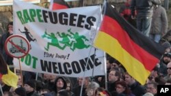 Para demonstran aktivis sayap kanan Jerman melakukan unjuk rasa anti imigran di Cologne hari Sabtu (9/1).