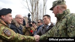 Komandant komande NATO-a u Napulju Džejms Fogo (poluprofil s leđa) sa gradonačelnikom Severne Mitrovice Goranom Rakićem (levo) i gradonačelnikom južne Mitrovice Agimom Bahtirijem (foto: KFOR)