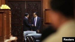 រូប​ឯកសារ៖ លោក​នាយករដ្ឋមន្ត្រី ហ៊ុន សែន និង​លោក សម រង្ស៊ី ប្រធាន​គណបក្ស​សង្គ្រោះ​ជាតិ ពិភាក្សា​គ្នា​នៅ​មន្ទីរ​រដ្ឋសភា​ជាតិ​នៅ​រាជធានី​ភ្នំពេញ​កាល​ពី​ថ្ងៃ​ទី​២៨ ខែ​កក្កដា ឆ្នាំ​២០១៤។