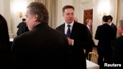 Presdir Tesla dan SpaceX, Elon Musk, tiba untuk sebuah rapat dengan Presiden Donald Trump dan pemuka dunia bisnis di Ruan Makan Kenegaraan di Gedung Putih, 3 Februari 2017 (foto: AP Photo/Evan Vucci)