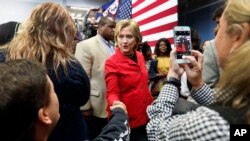 Kandidat calon presiden Partai Demokrat AS, Hillary Rodham Clinton, dalam kampanye di Manchester Community College di Manchester, New Hampshire (5/10). (AP/Jim Cole)