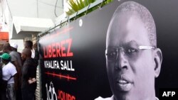 Une bannière avec la photo du maire de Dakar, Khalifa Sall, devant ses bureaux à Dakar le 31 juillet 2017, au lendemain des élections législativesAFP PHOTO / SEYLLOU