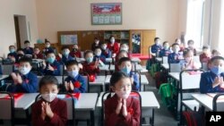 북한 평양의 김송주 소학교에서 마스크를 쓴 학생들이 수업을 듣고 있다. (자료사진)