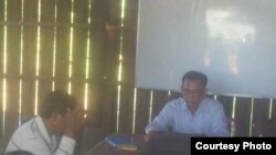 លោក ស៊ាង ចែត (កណ្តាល) មេឃុំ​ស្រក នៃ​ស្រុក​កំពង់សៀម ខេត្ត​កំពង់ចាម ដែល​ត្រូវបាន​ប្រធាន​អង្គការ​ប្រឆាំង​អំពើ​ពុក​រលួយ​ចាប់​ខ្លួន ដើម្បី​សាកសួរ​រឿង​អាស្រូវ​រវាង​នាង ខុម ចាន់ដារ៉ាទី និង​លោក​ កឹម សុខា។ (រូបថត​ដក​ស្រង់​ចេញ​ពី​ទំព័រ​ហ្វេសប៊ុក​របស់​លោក អេង ឆៃអ៊ាង)។