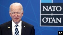 Presiden AS Joe Biden tiba untuk menghadiri pertemuan puncak NATO di markas besar NATO di Brussels pada November 2021. (Foto: AP)