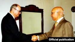 Pokiston milliy xavfsizlik maslahatchisi Sartoj Aziz (o'ngda) AQShning Afg’oniston va Pokiston bo’yicha maxsus elchisi Jeyms Dobbins bilan uchrashmoqda, Islomobod, 14-oktabr, 2013-yil