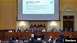 Un tweet de l'ancien président américain Donald Trump est affiché sur un écran lors d'une audience du comité spécial de la Chambre pour enquêter sur l'attaque du 6 janvier contre le Capitole américain, à Washington, le 23 juin 2022.