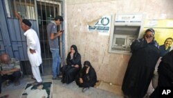 Libyans waits outside a branch of the North Africa Bank to get 250 Libyan dinars ($200) at the Souk al-Djoumaa district in Tripoli, Libya, August 2011. (file photo)