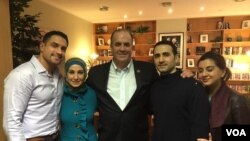 از راست: لیلا حکمتی (خواهر)، امیر حکمتی، دن کیلدی (نماینده مجلس آمریکا)، سارا حکمتی (خواهر) و رامی کردی (داماد). 