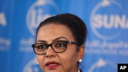 수단의 헤바 무하마드 알리 재무장관이 20일 카르툼에서 기자회견을 하고 있다. 도널드 트럼프 미 대통령은 이 날 수단이 미국의 테러 희생자와 가족에게 지불하기로 합의한 3억3천500만 달러를 예금하면 수단을 테러지원국 명단에서 제외할 것이라고 밝혔다. 