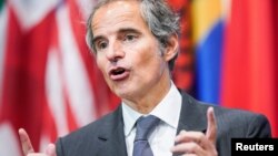 라파엘 그로시 국제원자력기구(IAEA) 사무총장이 27일 뉴욕 유엔본부에서 열린 안보리 비공개회의에 참석한 후 기자들의 질문에 답하고 있다.