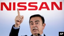 Pemimpin perusahaan Nissan Carlos Ghosn (sekarang mantan), saat memberi keterangan kepada media di Yokohama, dekat Tokyo, 11 Mei 2012. (Foto: dok).