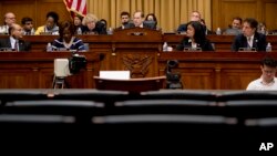 Kursi yang disiapkan untuk Jaksa Agung William Barr tampak kosong walaupun Komisi Hukum DPR AS bersiap menanyainya di Capitol Hill, Washington, DC, Kamis (2/5).