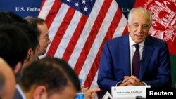 AQShning Afg'oniston tinchlik muzokaralari bo'yicha maxsus elchisi Zalmay Xalilzod (o'ngda) Kobulda afg'on rasmiylari bilan, 2018-yil, 18-noyabr.