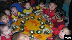 Anak-anak Korea Utara yang tinggal di tempat penampungan, mendapat bantuan dari badan pangan PBB (WFP - foto: dok.).