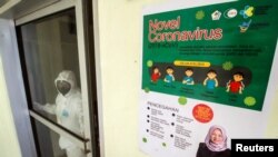 Seorang nakes mengenakan APD di dalam ruang isolasi untuk pasien Covid-19 di Rumah Sakit Cut Meutia, di Aceh, 3 Maret 2020. (Foto: Antara via Reuters).