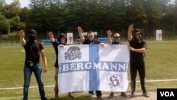 რასისტული დაჯგუფება "ბერგმანის" წევრები, "მერანისა" და თბილისის "დინამოს" მატჩის შემდეგ, მარტვილის სტადიონზე. 09/11/2015