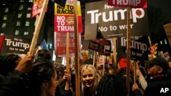 ក្រុម​បាតុករ​កាន់​បដា​ខណៈ​ពួក​គេ​ចូល​រួម​ក្នុង​ការ​តវ៉ា​ប្រឆាំង​នឹង​ការ​ដាក់​បម្រាម​លើ​ការ​ធ្វើ​ដំណើរ​​ដ៏​ចម្រូង​ចម្រាស​ដោយ​លោក​ប្រធានាធិបតី ដូណាល់ ត្រាំ​ កាល​ពី​ចុង​ខែ​មករា។