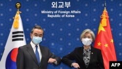 왕이 중국 외교부장과 강경화 한국 외교장관이 26일 서울에서 회담했다.