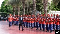 U.S. President Barack Obama is welcomed by a Senegalese honor guard as he arrives at the presidential palace in Dakar, Senegal, June 27, 2013. 