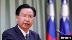 资料照：台湾外交部长吴钊燮在台北的一个记者会上讲话。（2018年8月21日）