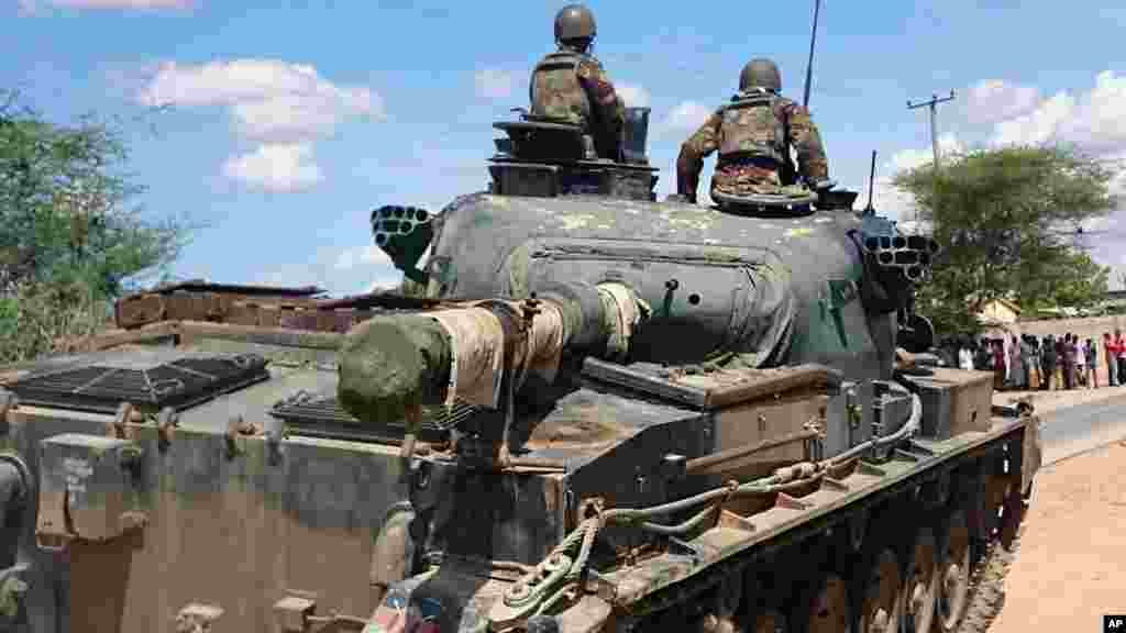 Un char de l&#39;armée kenyane fait mouvement vers l&#39;université de Garissa, au Kenya, jeudi 2 avril 2015.
