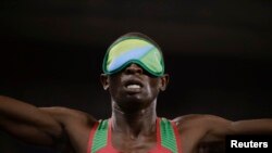 Le Kényan Samwel Mushai Kimani , vainqueur de la médaille d'or lors de la finale de 1500 mètres, à Rio de Janeiro, Brésil, le 13 septembre 2016.