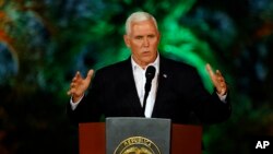 마이크 펜스 미국 부통령이 13일 콜롬비아 타르타헤나의 국빈용 영빈관에서 기자회견을 하고 있다.