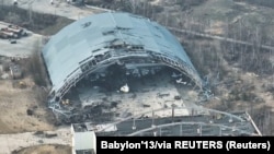 Pesawat rusak terlihat di hanggar yang hancur di Bandara Internasional Antonov, Hostomel, Ukraina, 31 Maret 2022. (Foto: Babylon'13/via REUTERS)
