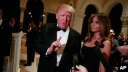 លោក​ ដូណាល់ ត្រាំ និង​ភរិយា​ និយាយ​ទៅ​កាន់​អ្នក​សារព័ត៌មាន​មុន​ពេល​បុណ្យ​ចូល​ឆ្នាំថ្មី នៅ​គេហដ្ឋាន Mar-a-Lago របស់​លោកកាល​ពី​ថ្ងៃទី​៣១ ធ្នូ។