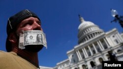 រូបឯកសារ៖ បុគ្គលិករដ្ឋាភិបាលសហព័ន្ធធ្វើការតវ៉ាប្រឆាំងនឹងការបិទរដ្ឋាភិបាល 