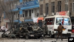 Petugas keamanan Afghanistan memeriksa lokasi serangan bom di Kabul, Afghanistan, Sabtu, 26 Desember 2020. (Foto: AP / Rahmat Gul)