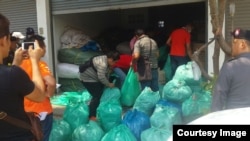 អាជ្ញាធរប្រទេសថៃបានធ្វើការឹបអូសទំនិញពីអាជីវករកម្ពុជា ដោយចោទថា រំលោភកម្មសិទ្ធបញ្ញា​​ ក្នុងរុងក្លឿ ប្រទេសថៃ នៅថ្ងៃ​សៅរ៍​ ទី៥ ខែ​មីនា​ ឆ្នាំ​២០១៦។ (រូប​ភាព​ផ្តល់​ឲ្យ​) 