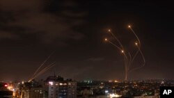 Roket yang ditembakkan dari Gaza dan dicegat oleh sistem antirudal Iron Dome milik Israel di atas langit Israel terlihat dari Kota Gaza, 13 Mei 2023. (Foto: Ilustrasi/AP)