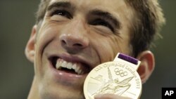 Felps pozira sa zlatnom medaljom osvojenom u trci štafete 4x200 metara slobodno