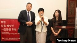 북한인권시민연합이 28일 인도네시아 자카르타 츠마라6 갤러리에서 개최한 북한인권주간 개막식에서 마르주키 다루스만 유엔 북한인권특별보고관(왼쪽 첫번째)과 28년간 정치범 수용소에서 갇혀 있다가 탈출한 탈북자 김혜숙씨(왼쪽 두번째), 북한 인권 실상을 고발한 '열한 살의 유서'의 저자 김은주 씨(왼쪽 세번째)가 인사말을 하고 있다.