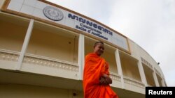 លោកសង្ឃ​មួយអង្គ​និមន្ត​នៅ​ខាង​មុខ​សាលសវនាការ​នៃ​សាលាក្តី​​កាត់ទោស​មេដឹកនាំ​ខ្មែរក្រហម។