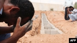 Hozirda Qaddafiy tug’ilib o’sgan Sirta shahri va qamal holatida yashayotgan boshqa hududlar ustida bahs ketmoqda. Biroq shaharlar kelasi haftagacha yaxshilikcha taslim bo’lmasa, kuch ishlatishga to’g’ri keladi