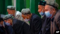 រូបឯកសារ៖ ជនជាតិ​ភាគតិច​អ៊ុយហ្គ័រ និង​សមាជិក​ដទៃទៀត​ក្នុង​អំឡុងពេល​បួងសួង​នៅ​វិហារ Id Kah ក្នុង​តំបន់ Kashgar ត្រូវបាន​មើលឃើញ​ ក្នុង​ដំណើរ​ទស្សនកិច្ច​​មួយ​រៀបចំ​ដោយ​រដ្ឋាភិបាល​សម្រាប់​អ្នកកាសែត​បរទេសនៅ​ថ្ងៃទី១៩ ខែមេសា ឆ្នាំ២០២១។