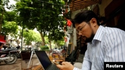 Aktivis Vietnam, Anh Chi, sedang meramban internet di Kafe Tu Do (Kebebasan) di Hanoi, Vietnam, 25 Agustus 2017. 