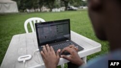 Un ingénieur congolais sur son ordinateur, le 25 février 2015 à Kinshasa.