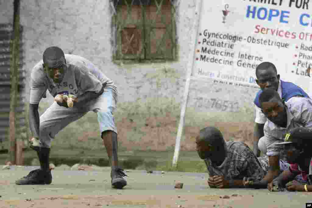 Demonstrators face off with police in the Musaga neighborhood of Bujumbura, Burundi, May 20, 2015.