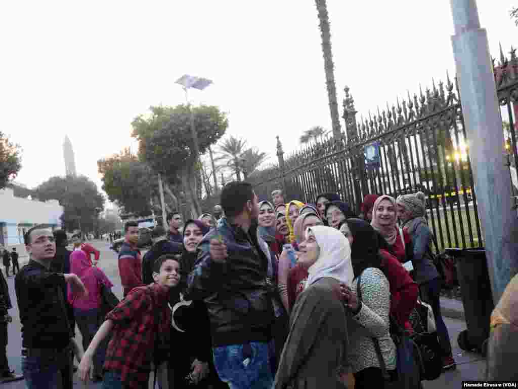 Egyptians pose for a selfie before entering the Egyptian Museum, March 16, 2017. (H. Elrasam/VOA)
