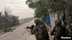 Wanajeshi wa israel wakifanya operesheni katika eneo la Khan Younis