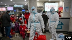 武汉红十字医院身穿防护服的医务人员和等候就诊的病患。（2020年1月25日）