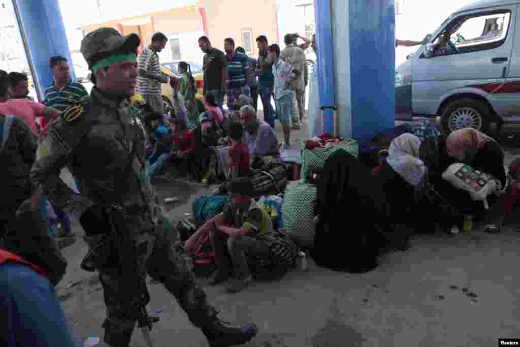 Despite the cold weather, families with children participated in support of immigrants and refugees, Feb. 4, 2017, in Washington, D.C. (S. Islam/VOA)