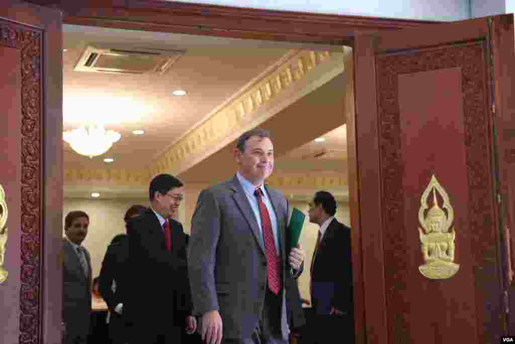 លោក​ឯកអគ្គរដ្ឋទូត​សហរដ្ឋអាមេរិក William Heidt ដើរ​ចេញ​ពី​បន្ទប់​ប្រជុំ បន្ទាប់​មាន​ជំនួប​ជាមួយ​​រដ្ឋមន្ត្រី​ក្រសួងការបរទេស​ទើបតែងតាំង​ថ្មី​ លោក​ប្រាក់ សុខុន​ នៅ​រាជធានី​ភ្នំពេញ កាលពី​ថ្ងៃទី៥ ខែឧសភា ឆ្នាំ២០១៦។ ក្រសួង​ការបរទេស​និង​សហប្រតិបត្តិការ​អន្តរ​ជាតិ​ បាន​អញ្ចើញ​អង្គទូត​ចំនួន​២៩​រូប​​ប្រជុំ​សំណេះ​ បន្ទាប់​ពី​លោក ​ប្រាក់ សុខុន​ ​ឡើង​កាន់​តំណែង​បាន​មួយ​ខែកន្លង​មក។ (ឡេង ឡែន/VOA)